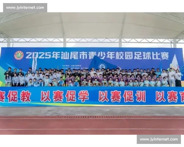 激烈角逐校园足球赛，青春与激情碰撞，挑战与梦想共舞